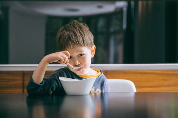 عدم تحمل الطعام لدى أطفال التوحد - الأسباب والحلول العملية